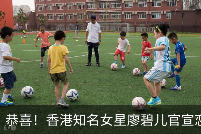 恭喜！香港知名女星廖碧儿官宣恋情，与70岁富商发展“父女恋”